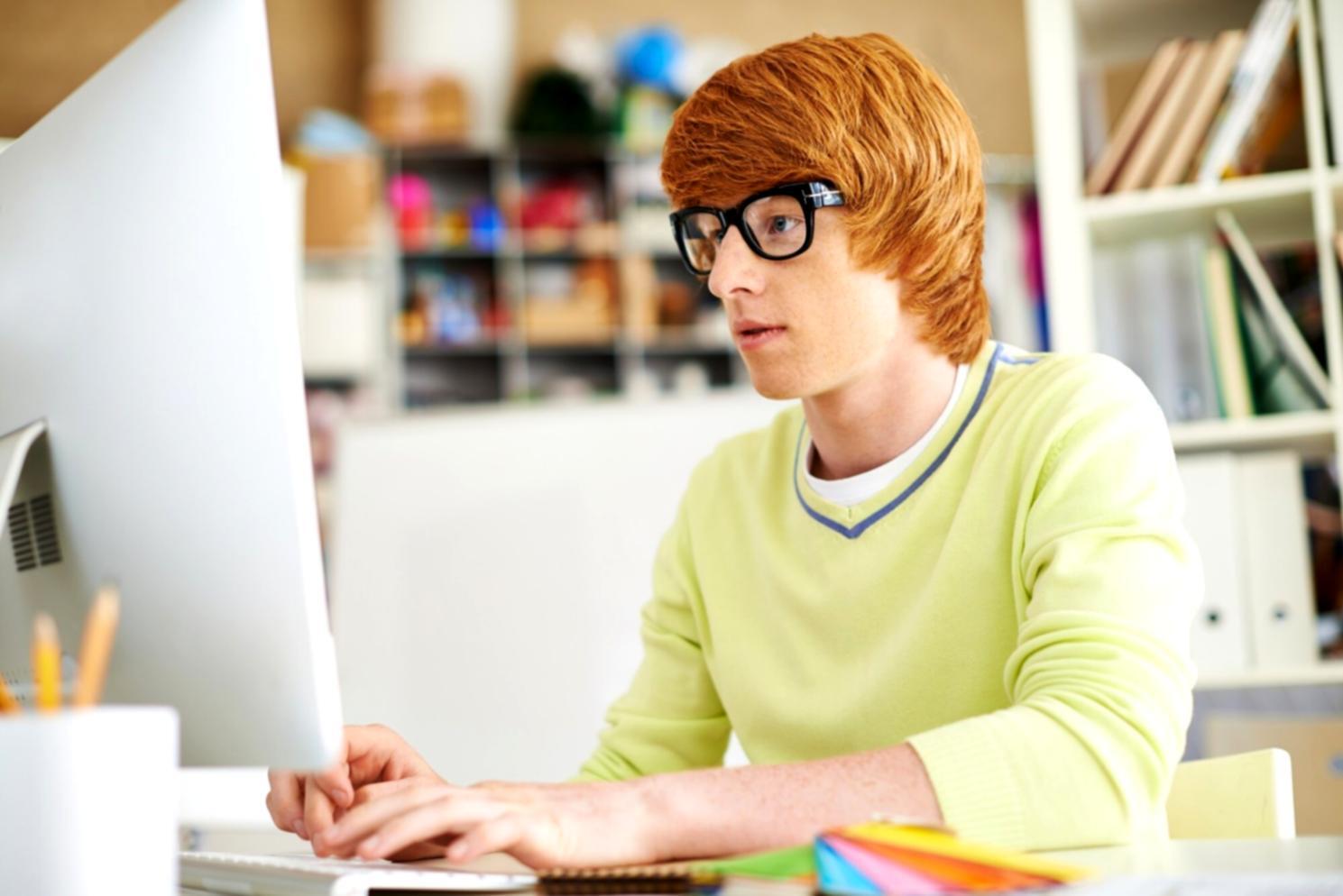Consultor financiero atendiendo llamadas telefónicas de clientes interesados