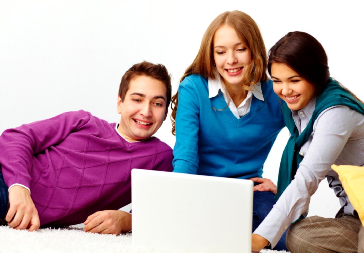 Equipo de soporte financiero trabajando en consultas de clientes